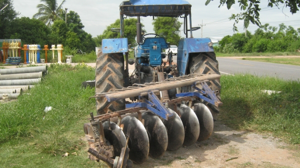 ขายรถไถฟอร์ด  สภาพพร้อมใช้งาน  มีเอกสารครบ อุปกรณ์ตามรูป แถมคราดทำใหม่ให้