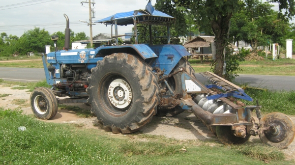 ขายรถไถฟอร์ด  สภาพพร้อมใช้งาน  มีเอกสารครบ อุปกรณ์ตามรูป แถมคราดทำใหม่ให้