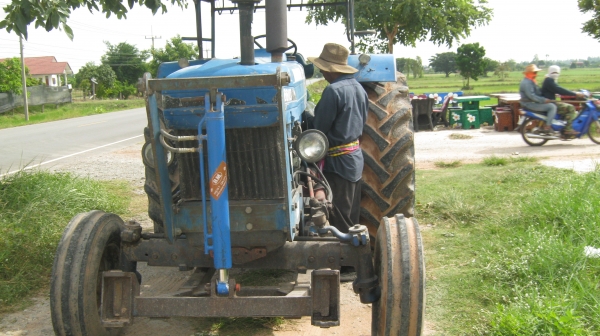 ขายรถไถฟอร์ด  สภาพพร้อมใช้งาน  มีเอกสารครบ อุปกรณ์ตามรูป แถมคราดทำใหม่ให้