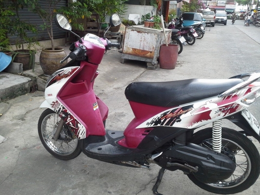 Mio ไฟตาคู่ ปี 52 สีแดง ดำ ขาว   เครื่องเดิมๆ  มีเล่มเอกสารครบ ไม่มีควัน ไม่หลวม