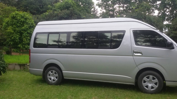 ขายรถ  Totota  commuter ปี 56  สีบรอนเทา