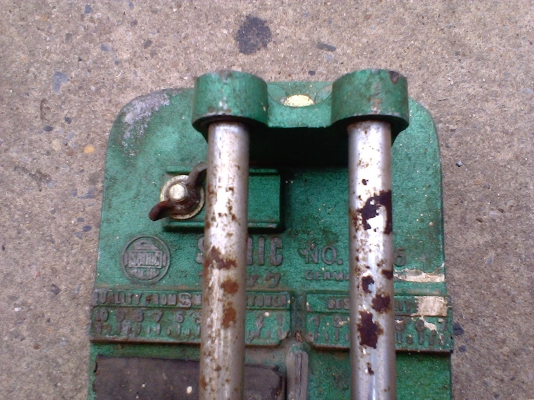 ตัวกระเบื้องเยอรมันความยาวประมาณ 40  ซ.ม ของเยอรมันครับตัวนี้สมบูรณ์ครับราคานี้คุ้มครับ