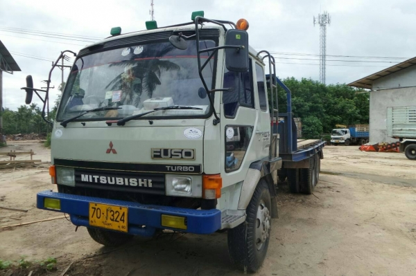 รถบรรทุกพร้อมเครน