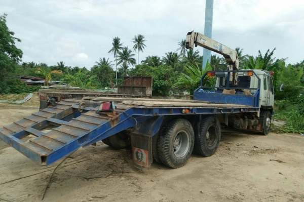 รถบรรทุกพร้อมเครน