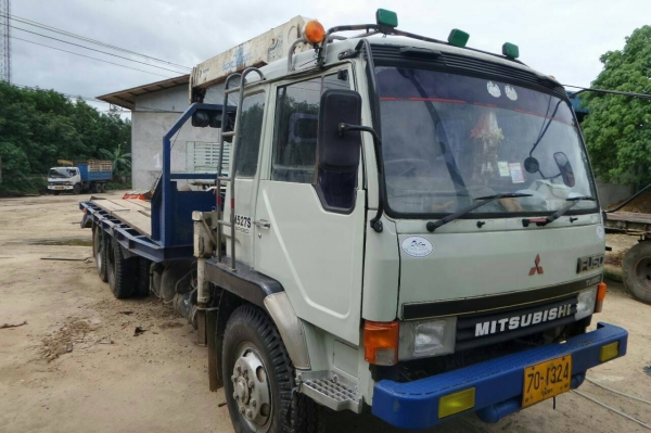 รถบรรทุกพร้อมเครน