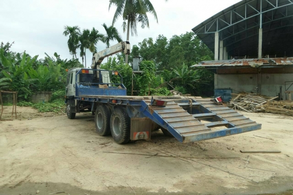 รถบรรทุกพร้อมเครน