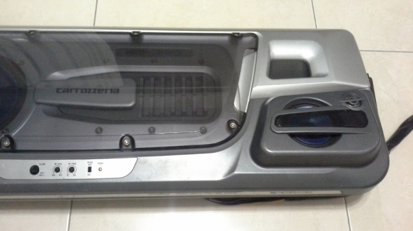ลำโพงแผงของ Pioneer แบบมีแอมป์ในตัวขับซับเบสดอก 6.5"