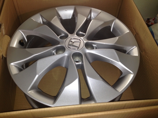 ขายล้อแม็กเดิม Honda Accord CRV ขอบ 17 5 รู 114 กระบะ เก๋งก็ใส่ได้้นะครับ สนใจสอบถามได้