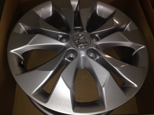 ขายล้อแม็กเดิม Honda Accord CRV ขอบ 17 5 รู 114 กระบะ เก๋งก็ใส่ได้้นะครับ สนใจสอบถามได้