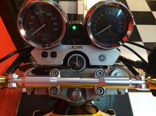 T&amp;T BIKE RAMA2ขายYAMAHA XJR400 ปี2000 โฉมนกแก้วเเท้เอกสาร อินวอย สรรพสามิตแท้ ของแต่งแน่นราคาเพียง 67500 ฿