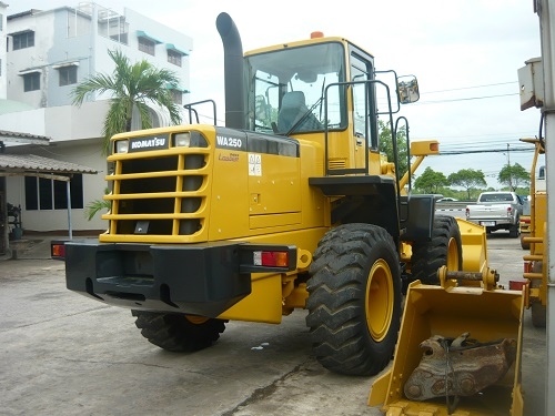 รถตักล้อยาง Komatsu WA250-3E ขนาด 2.5 คิว รถนอกแท้จากญี่ปุ่น 091 695-6445