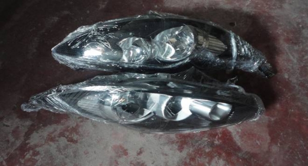 ขายไฟหน้ารถเก๋งฟอร์ต Ford Fiesta สภาพสวย