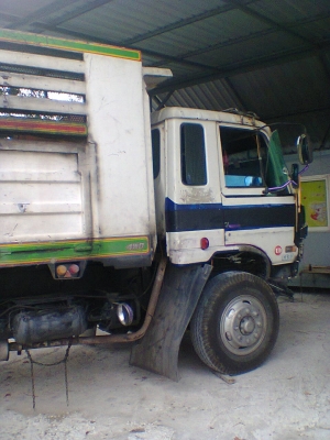 Nissun UD สิบล้อ