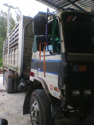 Nissun UD สิบล้อ