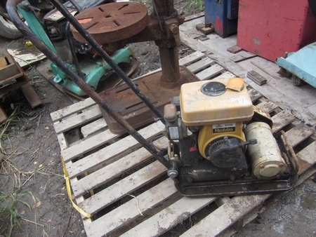 สินค้ายอดฮิตมาแล้วครับ ลูกค้าท่านใดที่ถามถึงไว้ รีบมาด่วนครับ - เครื่องตบดิน พื้นเรียบ ROBIN เก่าญี่ปุ่น