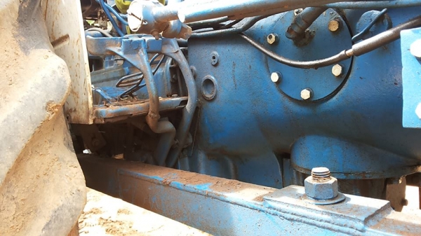 **155,000 บ.ต่อรอง**ขายรถไถเพลาเดียว FORD 5000 รุ่นรวงข้าว วางเครื่องHINO EC100-145แรง 6สูบ เครื่องแรงๆ แห้งๆ ไม่เยิ้ม ปั้มดีแรง เกียร์เดิม เข้าง่ายไม่หลุด ระบบไฮฯ ใช้งานได้ปกติ บิ้วใหม่ เช็คใหม่ สีสันดี บอดี้สวย ยางดี4เส้น อุุปกรณ์ พร้อมทำงาน 2ชิ้น สภาพด