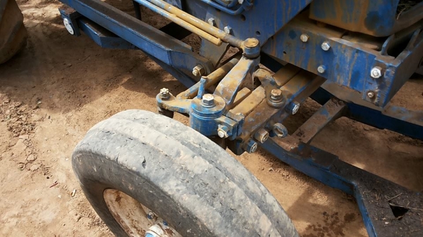 **155,000 บ.ต่อรอง**ขายรถไถเพลาเดียว FORD 5000 รุ่นรวงข้าว วางเครื่องHINO EC100-145แรง 6สูบ เครื่องแรงๆ แห้งๆ ไม่เยิ้ม ปั้มดีแรง เกียร์เดิม เข้าง่ายไม่หลุด ระบบไฮฯ ใช้งานได้ปกติ บิ้วใหม่ เช็คใหม่ สีสันดี บอดี้สวย ยางดี4เส้น อุุปกรณ์ พร้อมทำงาน 2ชิ้น สภาพด