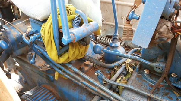 **155,000 บ.ต่อรอง**ขายรถไถเพลาเดียว FORD 5000 รุ่นรวงข้าว วางเครื่องHINO EC100-145แรง 6สูบ เครื่องแรงๆ แห้งๆ ไม่เยิ้ม ปั้มดีแรง เกียร์เดิม เข้าง่ายไม่หลุด ระบบไฮฯ ใช้งานได้ปกติ บิ้วใหม่ เช็คใหม่ สีสันดี บอดี้สวย ยางดี4เส้น อุุปกรณ์ พร้อมทำงาน 2ชิ้น สภาพด