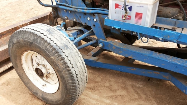 **155,000 บ.ต่อรอง**ขายรถไถเพลาเดียว FORD 5000 รุ่นรวงข้าว วางเครื่องHINO EC100-145แรง 6สูบ เครื่องแรงๆ แห้งๆ ไม่เยิ้ม ปั้มดีแรง เกียร์เดิม เข้าง่ายไม่หลุด ระบบไฮฯ ใช้งานได้ปกติ บิ้วใหม่ เช็คใหม่ สีสันดี บอดี้สวย ยางดี4เส้น อุุปกรณ์ พร้อมทำงาน 2ชิ้น สภาพด