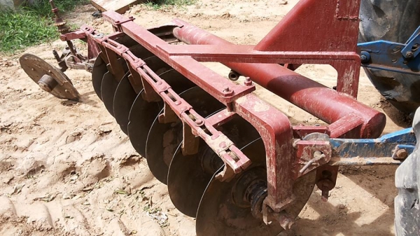 **155,000 บ.ต่อรอง**ขายรถไถเพลาเดียว FORD 5000 รุ่นรวงข้าว วางเครื่องHINO EC100-145แรง 6สูบ เครื่องแรงๆ แห้งๆ ไม่เยิ้ม ปั้มดีแรง เกียร์เดิม เข้าง่ายไม่หลุด ระบบไฮฯ ใช้งานได้ปกติ บิ้วใหม่ เช็คใหม่ สีสันดี บอดี้สวย ยางดี4เส้น อุุปกรณ์ พร้อมทำงาน 2ชิ้น สภาพด