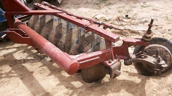 **155,000 บ.ต่อรอง**ขายรถไถเพลาเดียว FORD 5000 รุ่นรวงข้าว วางเครื่องHINO EC100-145แรง 6สูบ เครื่องแรงๆ แห้งๆ ไม่เยิ้ม ปั้มดีแรง เกียร์เดิม เข้าง่ายไม่หลุด ระบบไฮฯ ใช้งานได้ปกติ บิ้วใหม่ เช็คใหม่ สีสันดี บอดี้สวย ยางดี4เส้น อุุปกรณ์ พร้อมทำงาน 2ชิ้น สภาพด