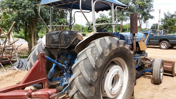 **155,000 บ.ต่อรอง**ขายรถไถเพลาเดียว FORD 5000 รุ่นรวงข้าว วางเครื่องHINO EC100-145แรง 6สูบ เครื่องแรงๆ แห้งๆ ไม่เยิ้ม ปั้มดีแรง เกียร์เดิม เข้าง่ายไม่หลุด ระบบไฮฯ ใช้งานได้ปกติ บิ้วใหม่ เช็คใหม่ สีสันดี บอดี้สวย ยางดี4เส้น อุุปกรณ์ พร้อมทำงาน 2ชิ้น สภาพด