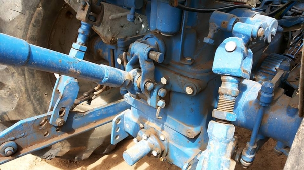 **155,000 บ.ต่อรอง**ขายรถไถเพลาเดียว FORD 5000 รุ่นรวงข้าว วางเครื่องHINO EC100-145แรง 6สูบ เครื่องแรงๆ แห้งๆ ไม่เยิ้ม ปั้มดีแรง เกียร์เดิม เข้าง่ายไม่หลุด ระบบไฮฯ ใช้งานได้ปกติ บิ้วใหม่ เช็คใหม่ สีสันดี บอดี้สวย ยางดี4เส้น อุุปกรณ์ พร้อมทำงาน 2ชิ้น สภาพด