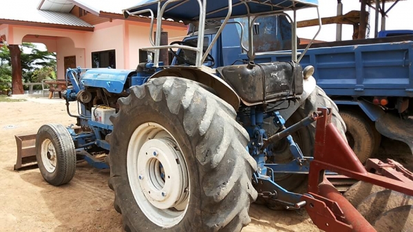 **155,000 บ.ต่อรอง**ขายรถไถเพลาเดียว FORD 5000 รุ่นรวงข้าว วางเครื่องHINO EC100-145แรง 6สูบ เครื่องแรงๆ แห้งๆ ไม่เยิ้ม ปั้มดีแรง เกียร์เดิม เข้าง่ายไม่หลุด ระบบไฮฯ ใช้งานได้ปกติ บิ้วใหม่ เช็คใหม่ สีสันดี บอดี้สวย ยางดี4เส้น อุุปกรณ์ พร้อมทำงาน 2ชิ้น สภาพด