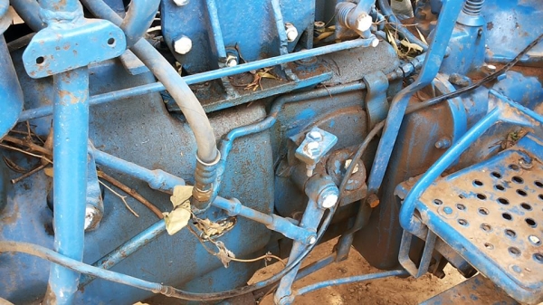 **155,000 บ.ต่อรอง**ขายรถไถเพลาเดียว FORD 5000 รุ่นรวงข้าว วางเครื่องHINO EC100-145แรง 6สูบ เครื่องแรงๆ แห้งๆ ไม่เยิ้ม ปั้มดีแรง เกียร์เดิม เข้าง่ายไม่หลุด ระบบไฮฯ ใช้งานได้ปกติ บิ้วใหม่ เช็คใหม่ สีสันดี บอดี้สวย ยางดี4เส้น อุุปกรณ์ พร้อมทำงาน 2ชิ้น สภาพด