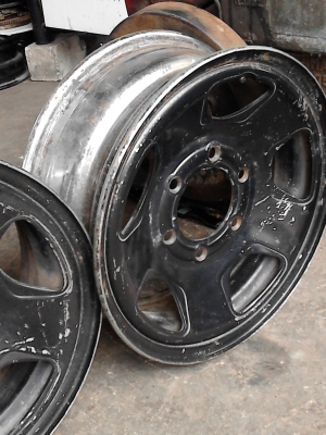 กะทะ ขอบ 15 เน้นบรรทุก. ขนาด 6 รู  มี 2 วง Tel.081-427-3941