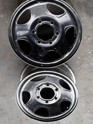 กะทะ ขอบ 15 เน้นบรรทุก. ขนาด 6 รู  มี 2 วง Tel.081-427-3941