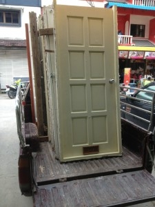 บานประตูโรงแรมพร้อมวงกบ