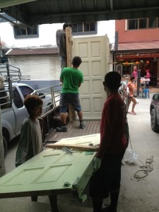 บานประตูโรงแรมพร้อมวงกบ