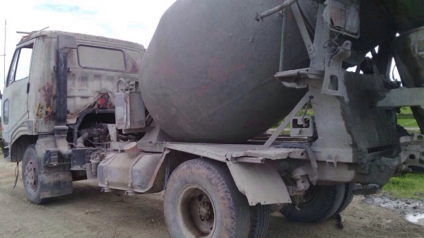 ขายรถ6ล้อโม่ปูน HINO KM777 เครื่อง 117แรงม้า 2คันไม่แยก สนใจโทร 081-9701072