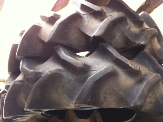 ขาย ยางขอบ 13.6-26 ราคาเบาๆ คู่ละ 8,500 ฿