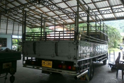 มาแล้วครับ พร้อมขายเลย ISUZU FRR210 FORWRRD ปี52 กระบะคาร์โก้คอกแป๊ปสูง ยาว 5.5 เมตร ยางเต็ม ภายในหรูมาก เครี่องเต็ม พร้อม จอทีวี แบบ VIP เลยครับ