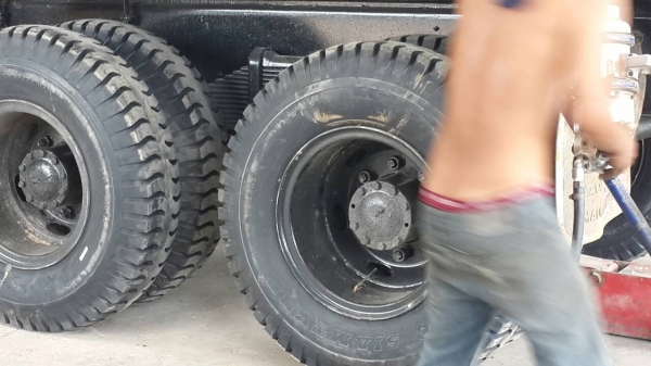 Isuzu270 ยูโร วัน ปี43 ดั้มพ์ใหม่  แหละเก็บสีหัวไปในคลาวเดี่ยวกัน แหละเปลี่ยนยางใหม่10เส้น