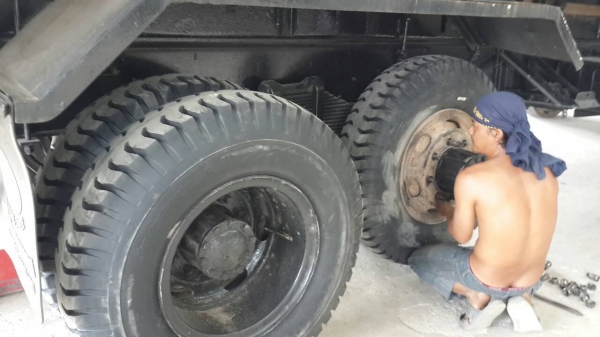 Isuzu270 ยูโร วัน ปี43 ดั้มพ์ใหม่  แหละเก็บสีหัวไปในคลาวเดี่ยวกัน แหละเปลี่ยนยางใหม่10เส้น