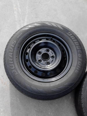 กะทะล้อ 5 รู พร้อมยาง ของ TOYOTA  รถกระบะ  ยาง 205/70R15    มี  2 วง   สถาพสวย  TEL.081-427-3941