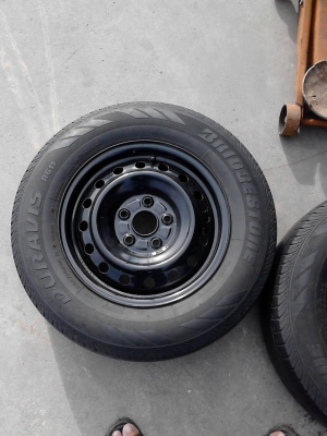 กะทะล้อ 5 รู พร้อมยาง ของ TOYOTA  รถกระบะ  ยาง 205/70R15    มี  2 วง   สถาพสวย  TEL.081-427-3941