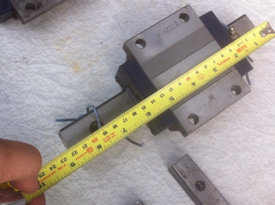 ชุดลูกกลิ้งรางสไลด์ถอดจากเครื่องCNC ขนาดกว้าง 35 มม. ยาว 22 ซม.เป็นรางแนวตั้งของเครื่อง ( มี 6 อัน)