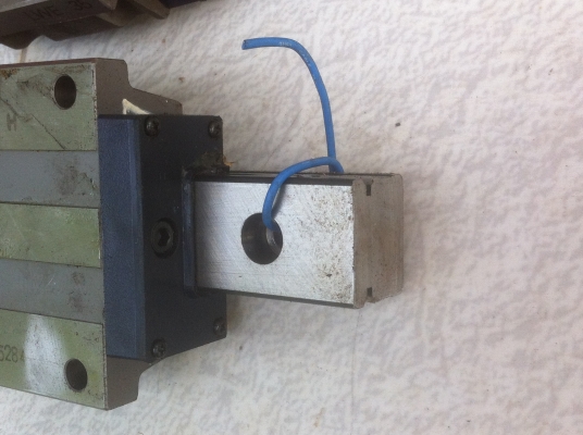 ชุดลูกกลิ้งรางสไลด์ถอดจากเครื่องCNC ขนาดกว้าง 35 มม. ยาว 22 ซม.เป็นรางแนวตั้งของเครื่อง ( มี 6 อัน)