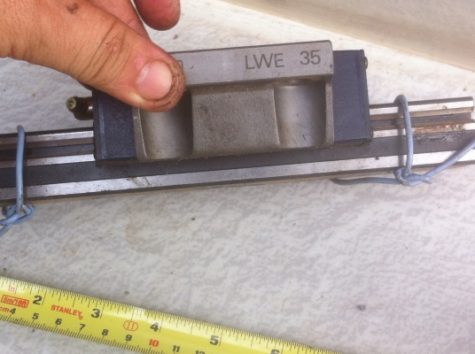 ชุดลูกกลิ้งรางสไลด์ถอดจากเครื่องCNC ขนาดกว้าง 35 มม. ยาว 22 ซม.เป็นรางแนวตั้งของเครื่อง ( มี 6 อัน)