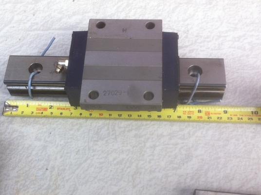 ชุดลูกกลิ้งรางสไลด์ถอดจากเครื่องCNC ขนาดกว้าง 35 มม. ยาว 22 ซม.เป็นรางแนวตั้งของเครื่อง ( มี 6 อัน)