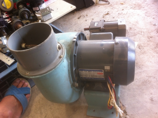 โบว์เวอร เป่า - ดูด จากญี่ปุ่น ใช้ไฟบ้าน 220V. ท่อขนาด 4 นิ้ว มอเตอร์ขนาด 520 W.