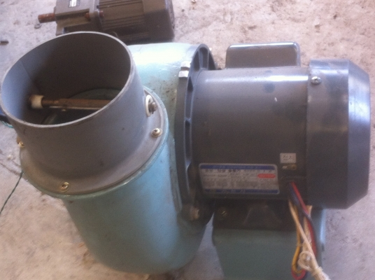 โบว์เวอร เป่า - ดูด จากญี่ปุ่น ใช้ไฟบ้าน 220V. ท่อขนาด 4 นิ้ว มอเตอร์ขนาด 520 W.