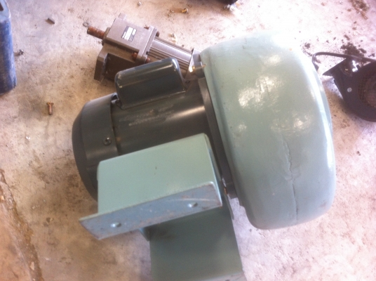 โบว์เวอร เป่า - ดูด จากญี่ปุ่น ใช้ไฟบ้าน 220V. ท่อขนาด 4 นิ้ว มอเตอร์ขนาด 520 W.