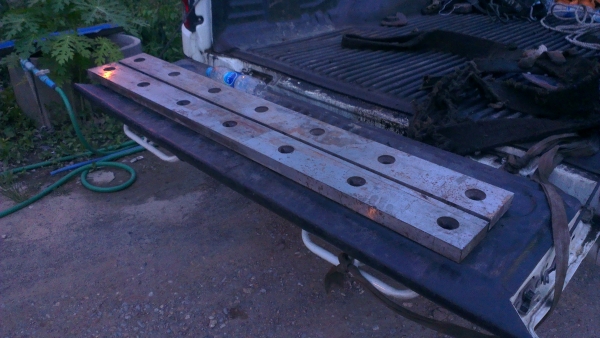 Sell> ขายใบมีดเหล็กเกรด ยาว 1300 mm กว้าง 100 mm หนา 30 mm เจาะรู 7 รู ใบใหม่กริ๊บครับ