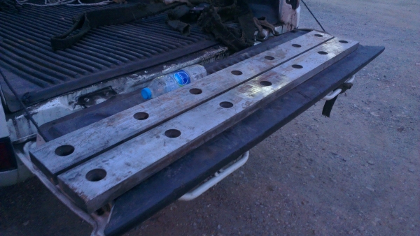 Sell> ขายใบมีดเหล็กเกรด ยาว 1300 mm กว้าง 100 mm หนา 30 mm เจาะรู 7 รู ใบใหม่กริ๊บครับ