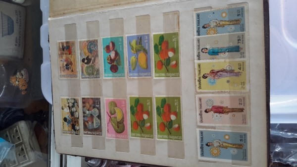 สมุดแสตมเก่า 1 เลม 14 หน้า ราคา 1000 บาท